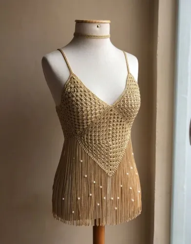 Blusa Boho-Chic Dourada Crochê com Franjas e Pérolas