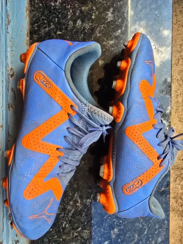 Chuteira Campo Puma Future Play TT azul e laranja no. 34
