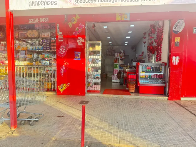 Passo ponto de loja com mercadoria e prateleira
