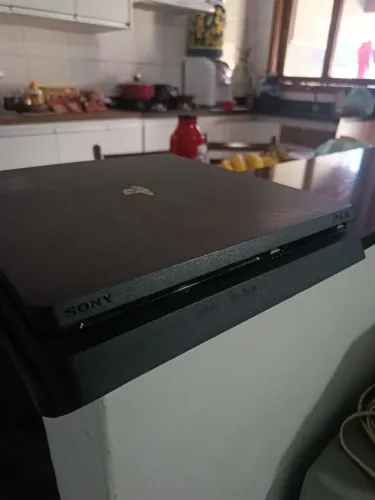Vendo PS4 com 2 controle(entrada de disco com defeito)