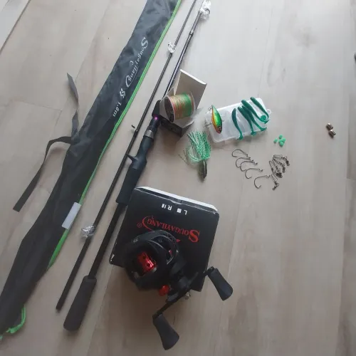 Carretilha + vara carbono + iscas + linha multifilamentada - zerado!