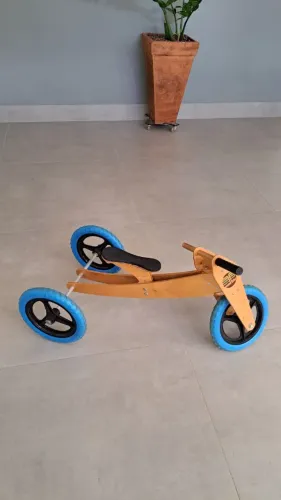 Bicicleta de madeira infantil