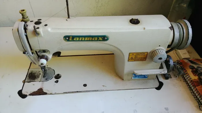Máquina de costura reta