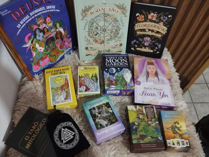 Kits de tarots, livros e afins Façam suas propostas