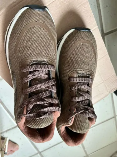 Tênis feminino para caminhada e passeios.