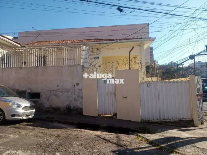 Casa de esquina com 02 quartos no Carlos Prates (residencial ou comercial)