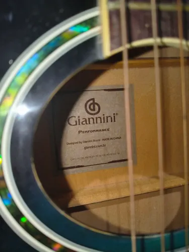 Vende-se violão de semi-novo GIANNINI, já vem com afinador e é elétrico,preço a negociar.