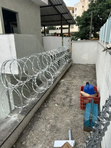Concertina dupla clipada e lança protetora