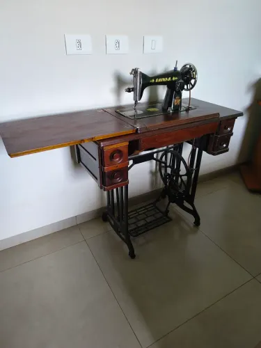 Máquina de Costura marca Rainha