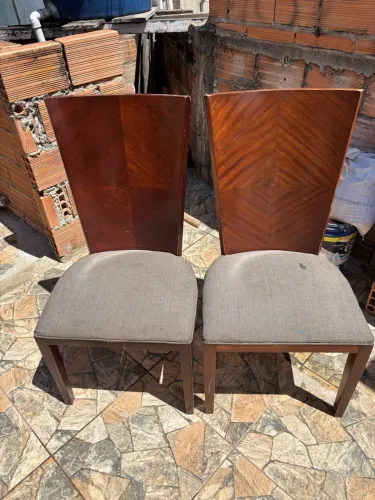 2 Cadeiras de Madeira Confortável