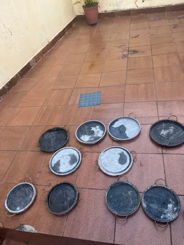 Assadeira em pedra sabao em alça de cobre