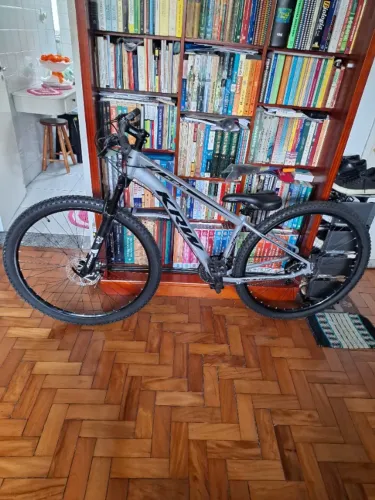 Bicicleta KSW - Aro 29, 24 marchas, prateada. Semi nova.