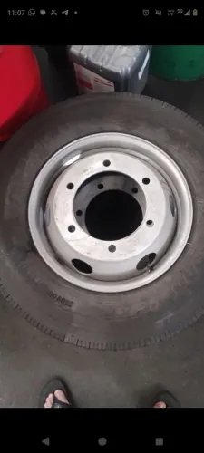 Vendo 2 aros VW Delivery com pneus Goodyear 215/75/17,5
