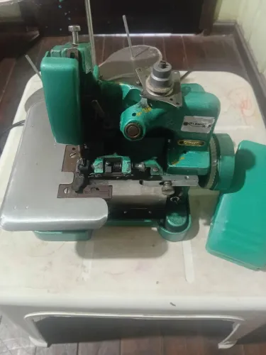 Vendo esta máquina de costura overloc esta ligando rodando vendendo no estado
