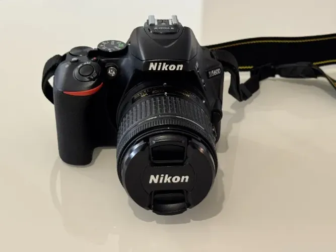 Nikon D5600 + lente 18-55mm | 8.700 cliques | Impecável