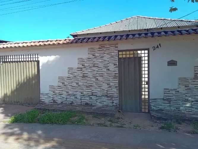 Casa para alugar - ampla, murada e com área de lazer