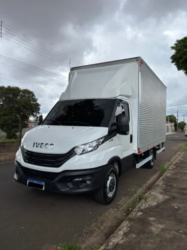 IVECO DAILY 35-160 CS - BAÚ - CHASSI LONGO | 2025 | ÚNICO DONO