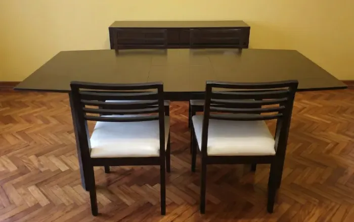 Mesa de Madeira Maciça com 4 Cadeiras e Buffet de Madeira Maciça