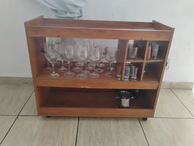 Barzinho com taças e balde incluso