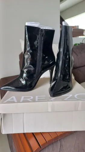 Bota salto alto verniz 37 - Arezzo 