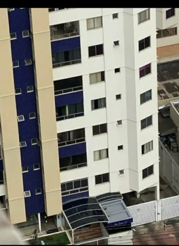 Aluga-se quartos mobiliado para rapazes que estudam durante o dia.