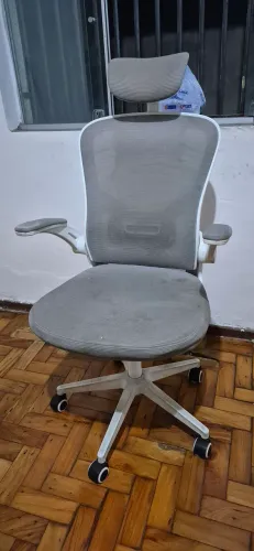 Cadeira de escritório ergonômica giratória com encosto em tela mesh e estrutura Branca