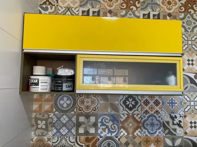 ARMÁRIO DE COZINHA AMARELO