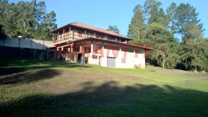 Chácara com 3 quartos em Jardim Sinki