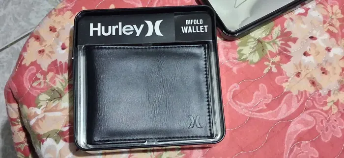 Carteira Hurley da cor preta em lata de metal