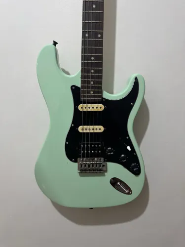 Guitarra Stratocaster modificada 