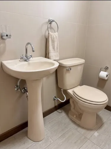 Conjunto de Banheiro Bege (Vaso c/ Caixa Acoplada + Pia com Coluna) - Barato!