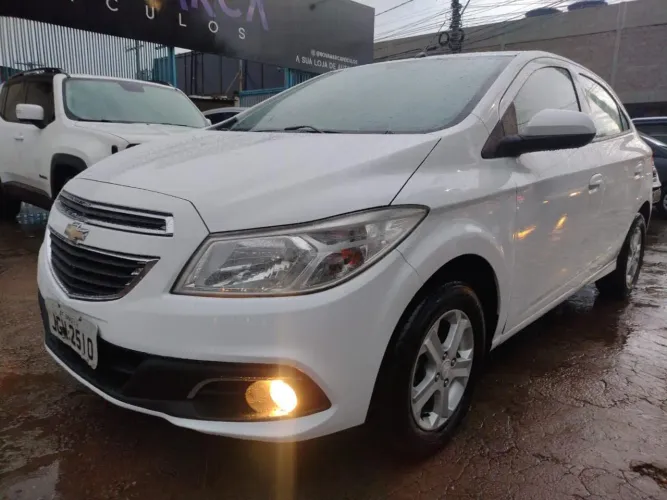 Chevrolet Onix Hatch LT 1.0 8V Flex Power Mec. 4P 2013