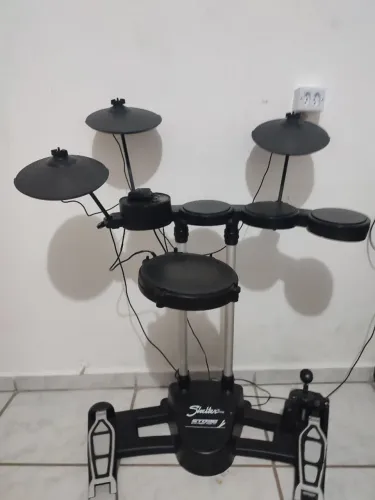 Vendo bateria eletrônica funcionando perfeitamente, apenas bumbo com defeito