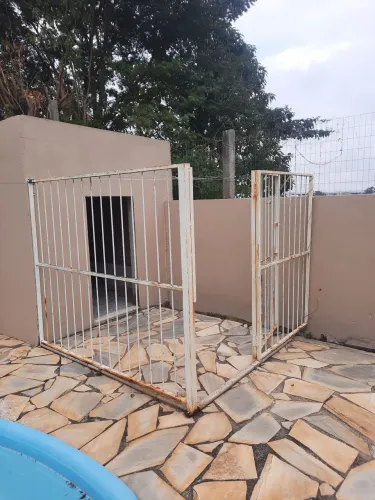 Grade de ferro com portão. 