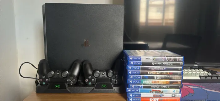 PS4 Pro 1TB + 2 Controles + Base Carregadora + 9 Jogos - Completo!
