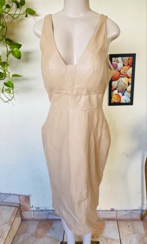 Vestido de couro sintético.