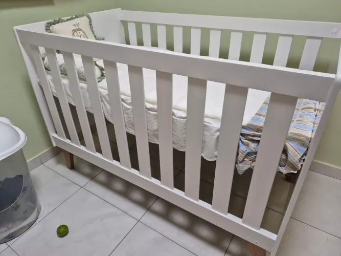 Berço de bebê com colchão 