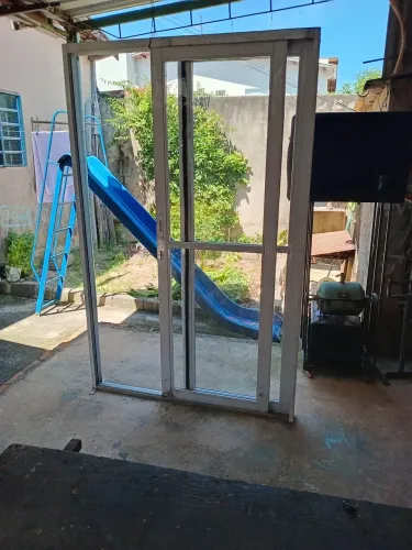 Vendo uma porta de vidro de correr medi 140 por 214