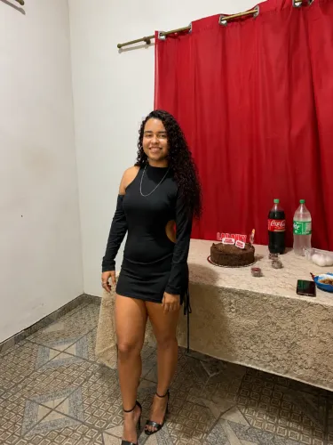 Vestido preto canelado um ombro só com recorte na cintura e franzido lateral