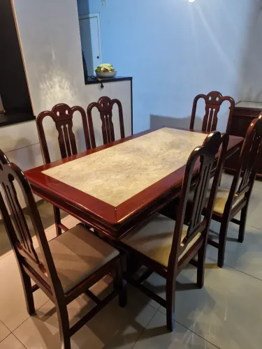 Conjunto Mesa de Madeira e mármore travertino e também Buffet.