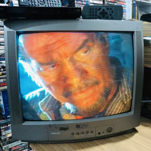 Tv Philco 20 funcionando com alguns detalhes na carcaça com controle remoto