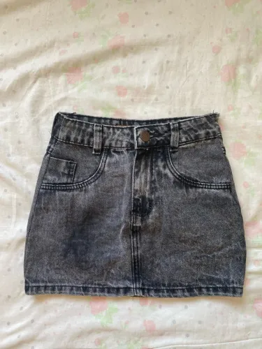 Saia preta jeans escuro com bolsos