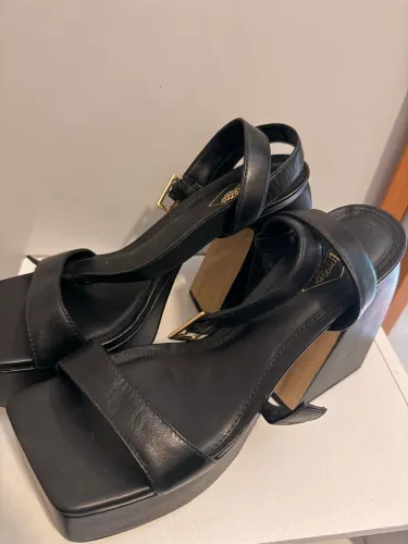 Sandália Arezzo Preta Salto Bloco Alto e Plataforma - Perfeita!