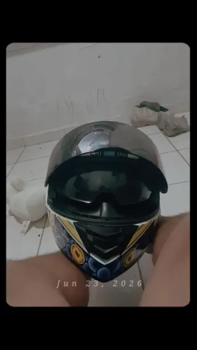 Capacete semi novo zape *