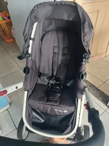 Carrinho Moisés + bebê conforto com base.