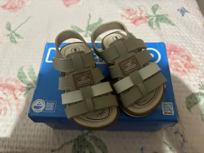 Vende-se sandália de bebê