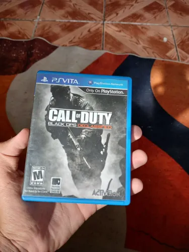 Call Of Duty Black Ops: Desclassified PS VITA em ótimo estado com um mini manual