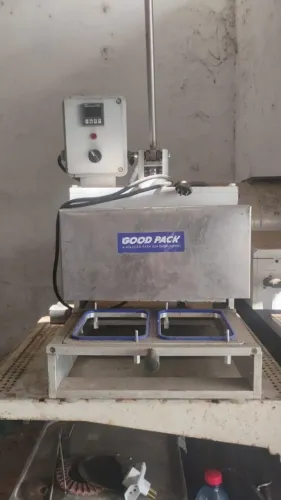 Máquina seladora de marmita. Valor: 3.700,00 reais. 