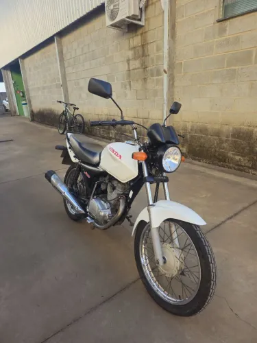 Moto em ótimo estado e com manutenções em dia, pronta para rodar