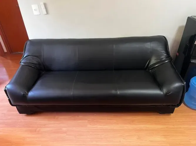 Sofá modelo Lafer em courino 2m